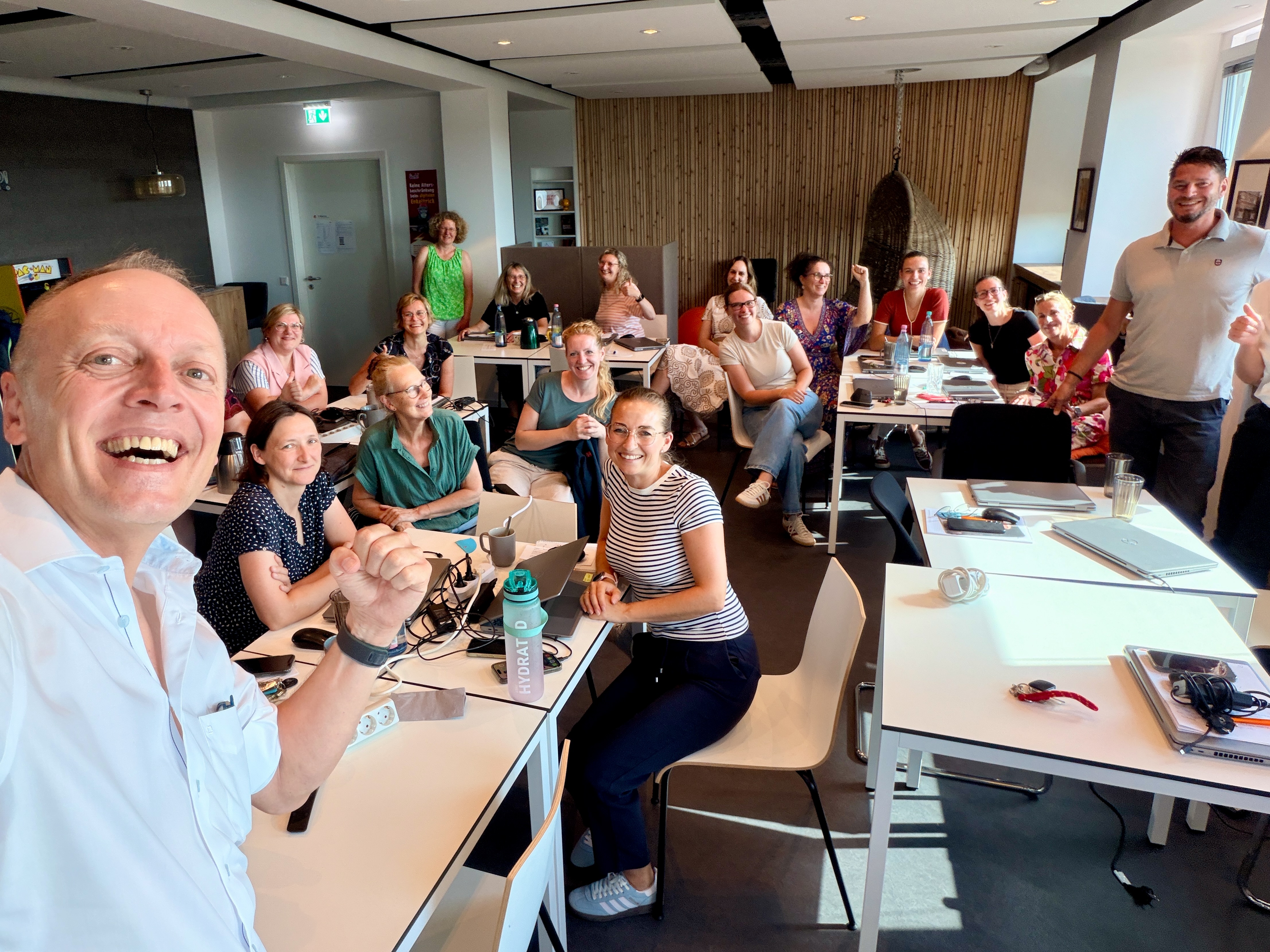 Gemeinsamer Workshop: Teilnehmende im Seminarraum mit ihren Laptops